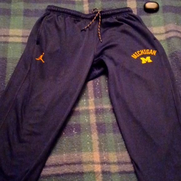 Air jordan XL Michigan therma-fit sweat pants!! - Picture 2 of 2